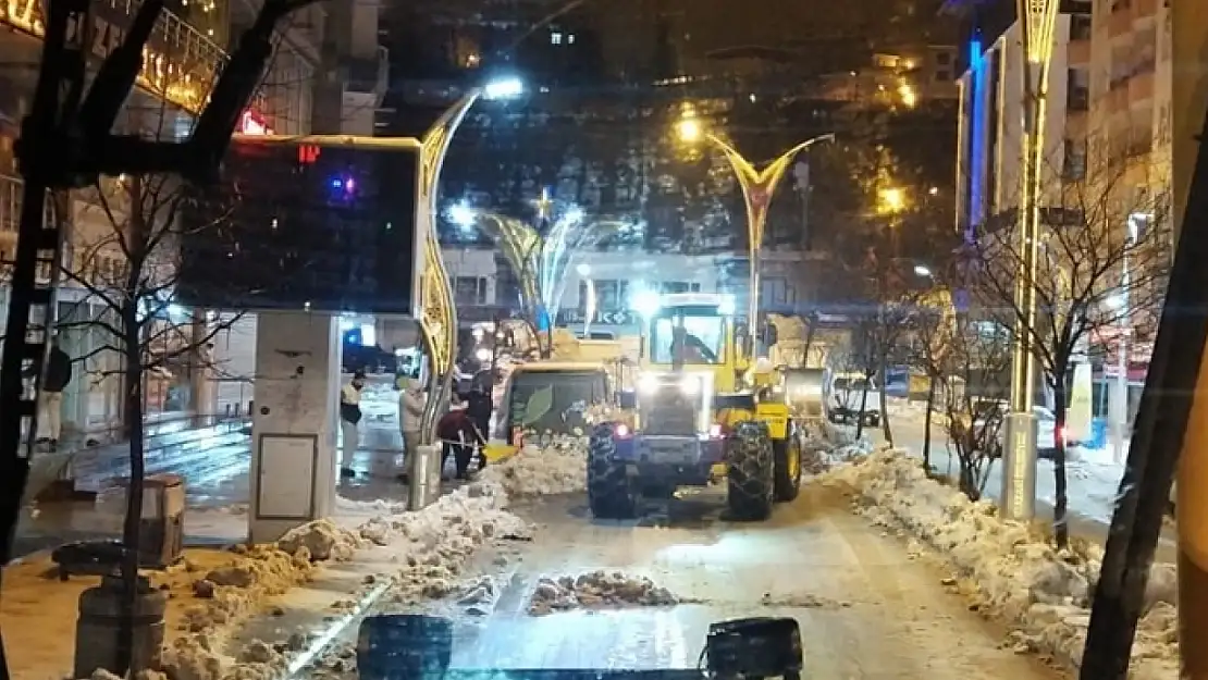 Hakkari'de 20 araçla karla mücadele yapıldı