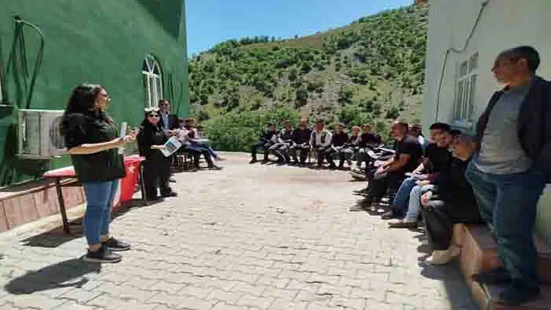 Hakkari'de besiciler şap hastalığı konusunda bilgilendiriliyor