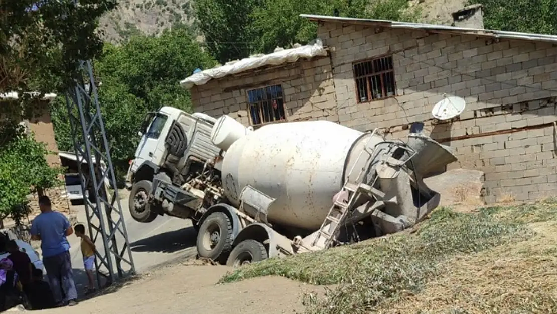 Hakkari'de beton mikseri ahırın üzerine yan yattı