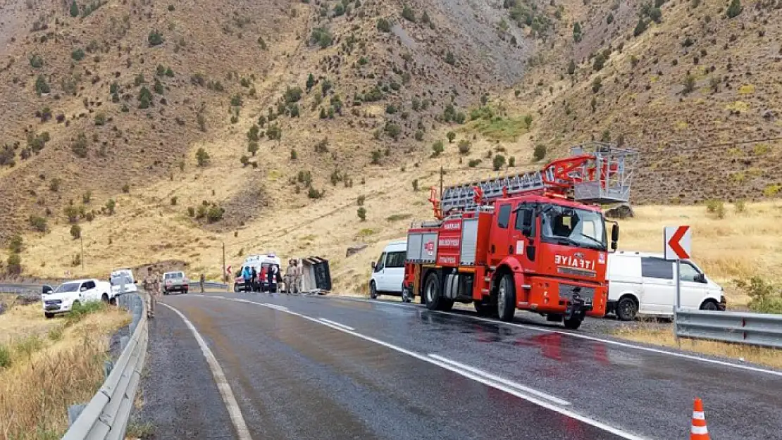 Hakkari-Van yolunda kamyonet devrildi: 1 yaralı