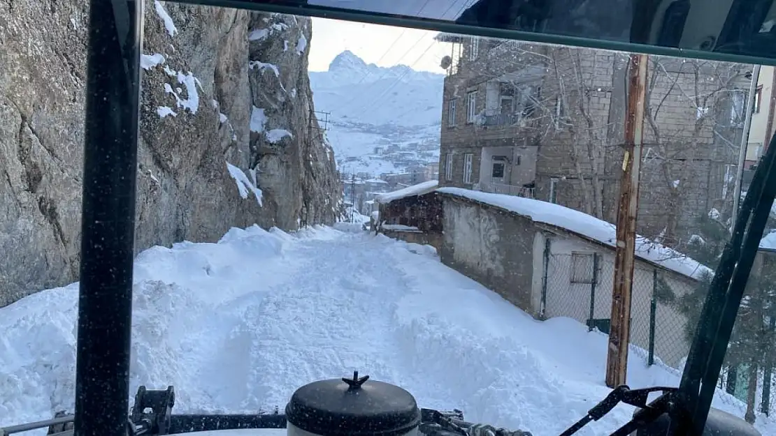 Hakkari'de karla mücadele çalışması sürüyor