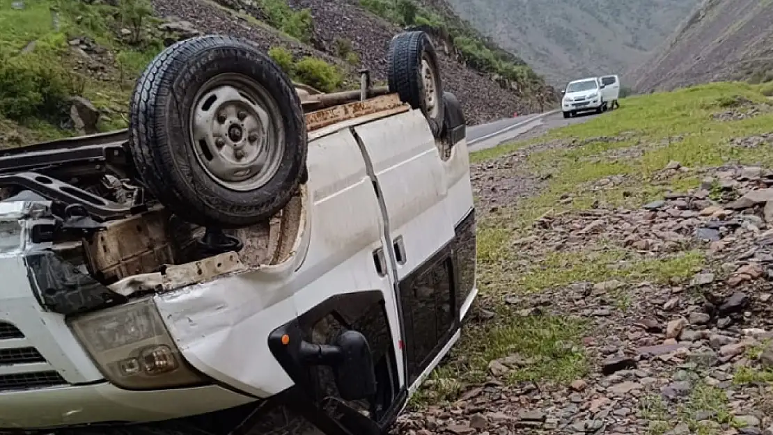 Hakkari'de minibüs şarampole yuvarlandı