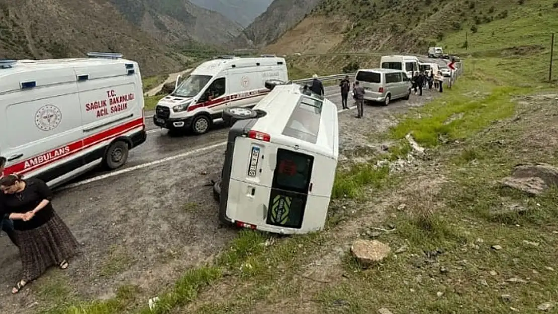 Hakkari'de öğrenci servisi devrildi