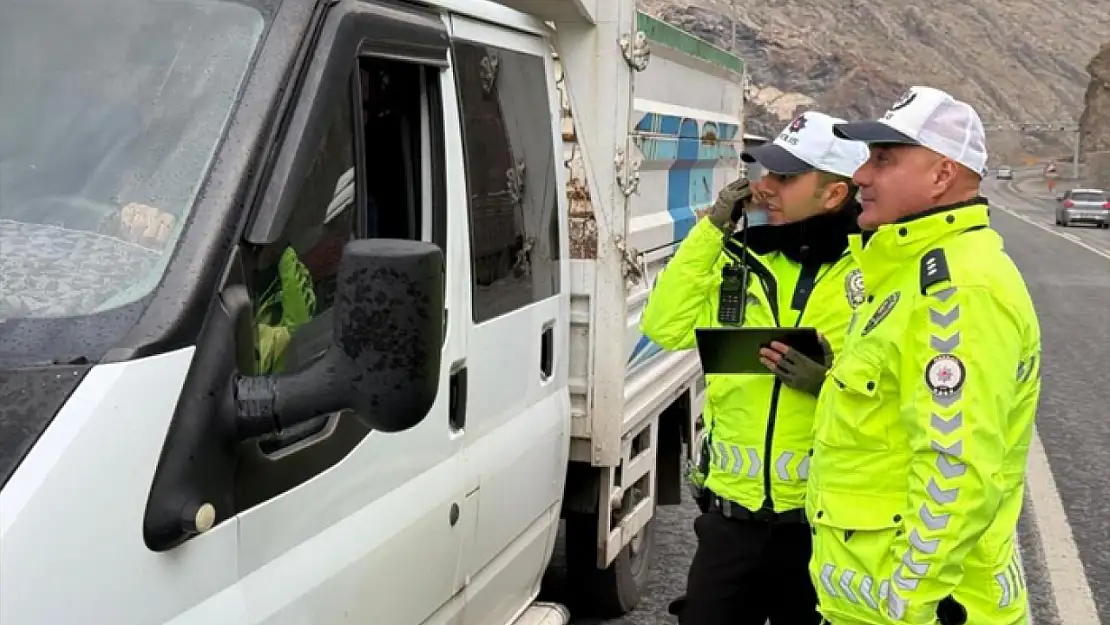 Hakkari'de radarla hız kontrol uygulaması yapıldı