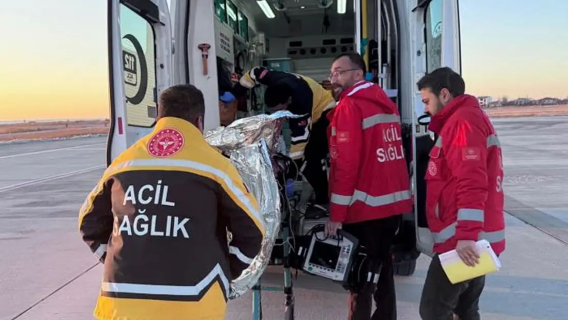 Hakkari'deki hasta ambulans helikopterle Van'a nakledildi