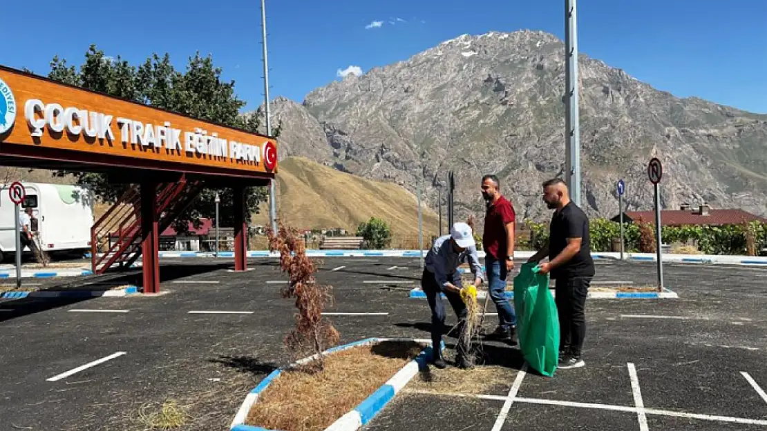 Hakkari'deki parklarda temizlik çalışması sürüyor