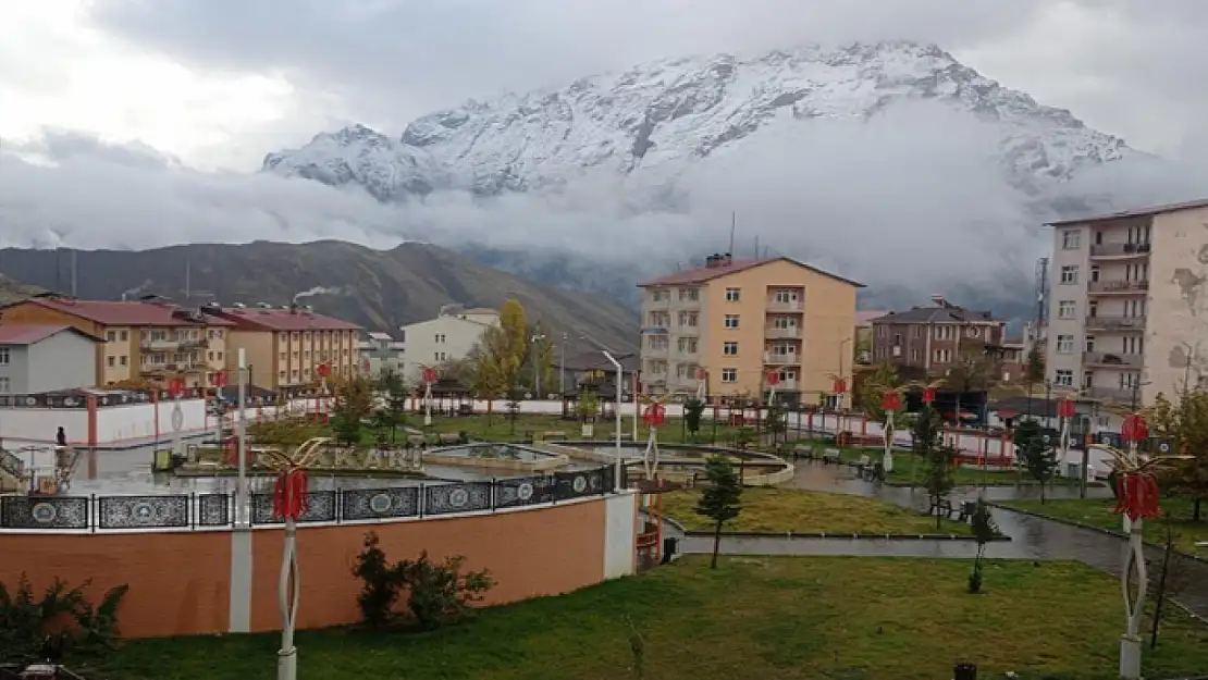 Hakkari'nin etrafını saran dağlar beyaza büründü