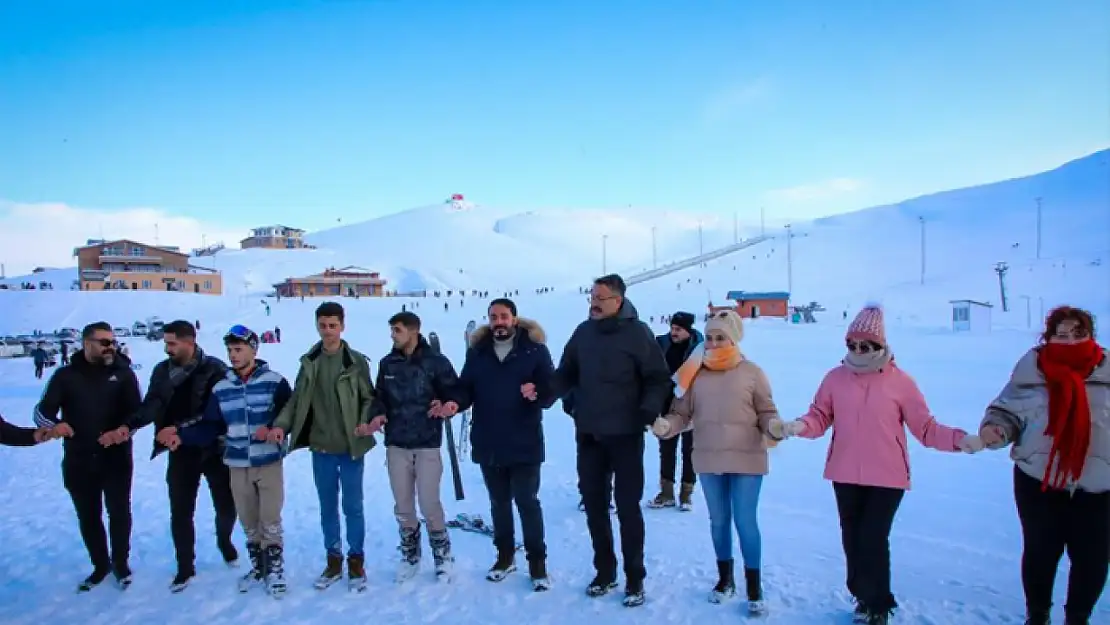 Hakkari Valisi Çelik, kayak merkezinde gençlerle halay çekti