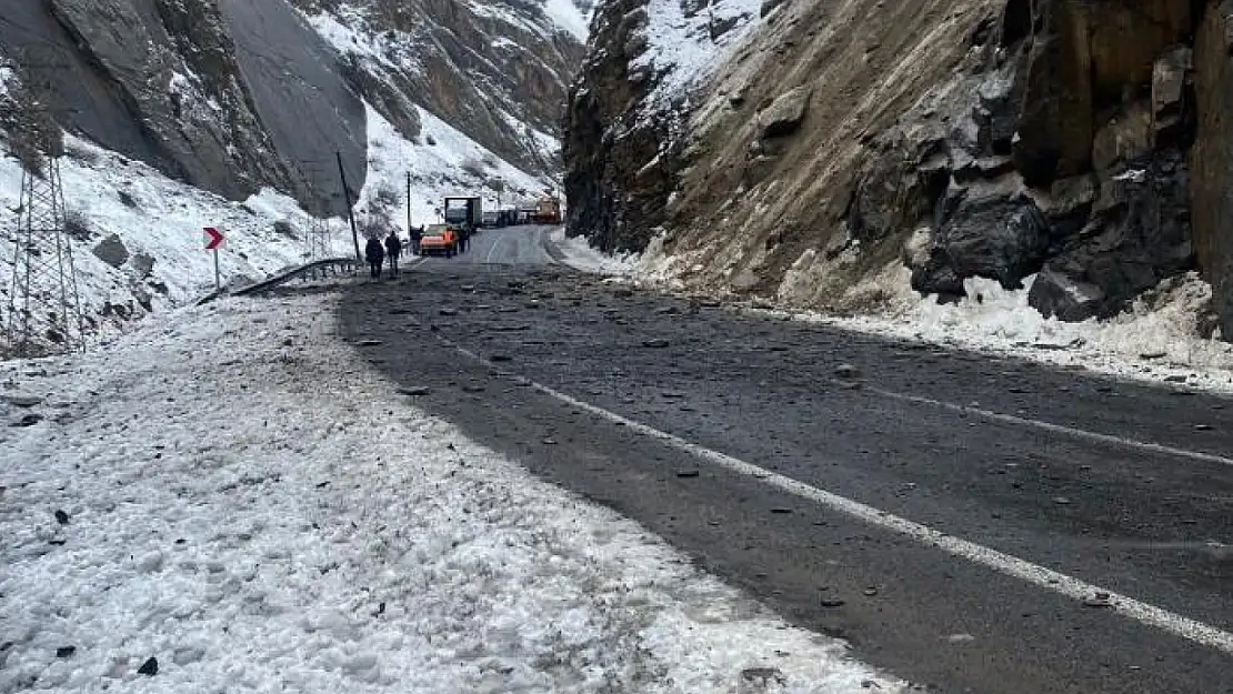 Hakkari-Van kara yoluna kaya düştü