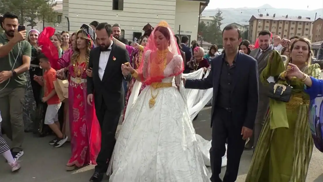 Hakkarili başkana görkemli düğün