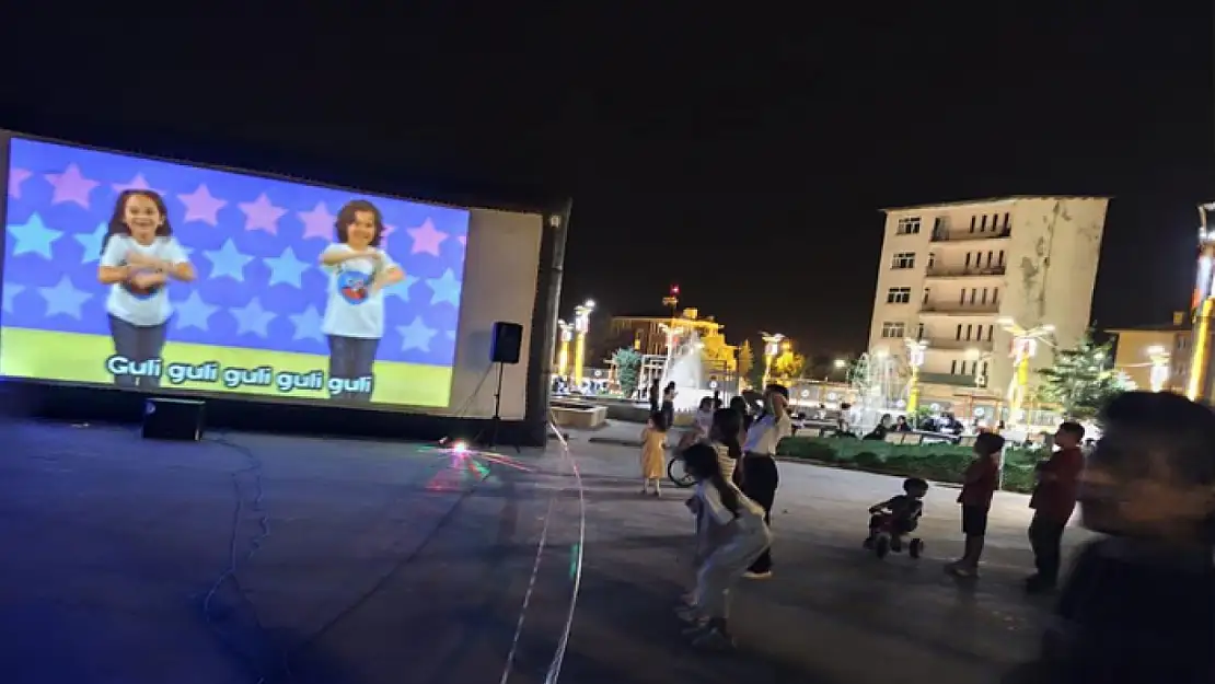 Hakkarili çocuklar karaoke sahnesinde hünerlerini sergiledi