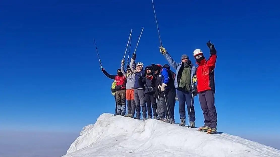 Hakkarili dağcılar rehberliğinde Ağrı Dağı'na zirve tırmanışı