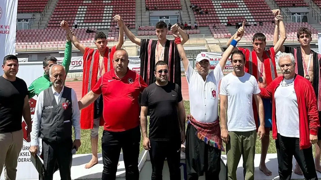Hakkarili güreşçilerden büyük başarı