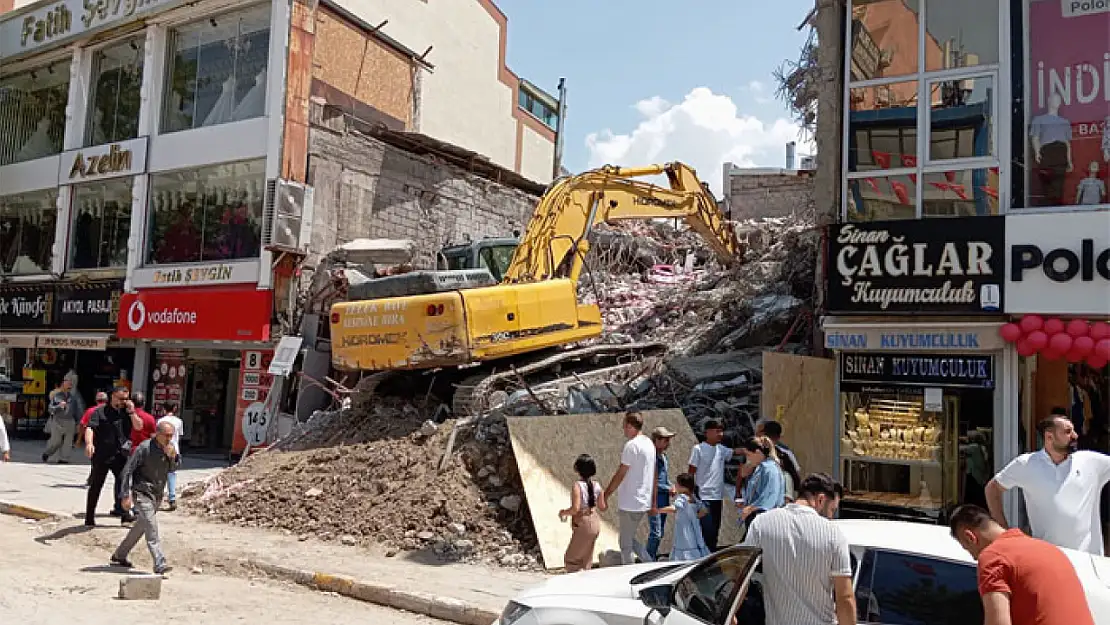 Halk Bank'ın binasında yıkım çalışmaları devam ediyor