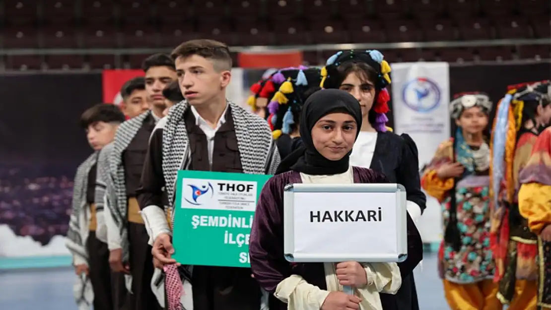 Halk oyunları yarışması renkli görüntüler oluşturdu