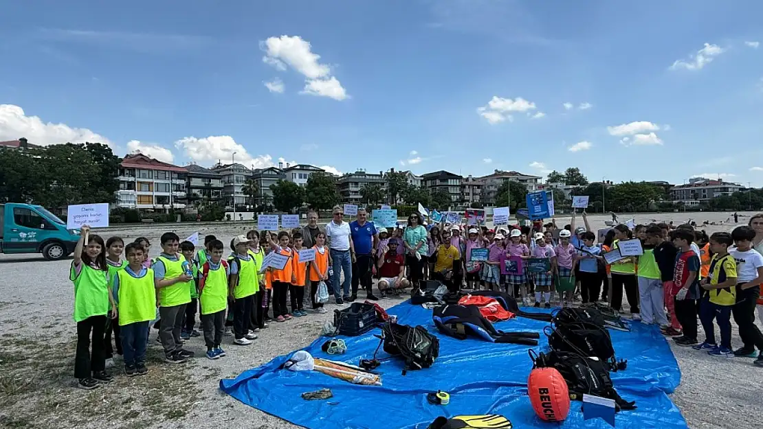 Halk plajında su altında temizlik yapan cankurtaranlar acı tabloyu gözler önüne serdi