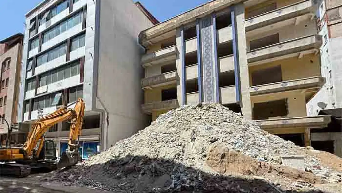 Hasarlı yapıların yıkımı sürüyor