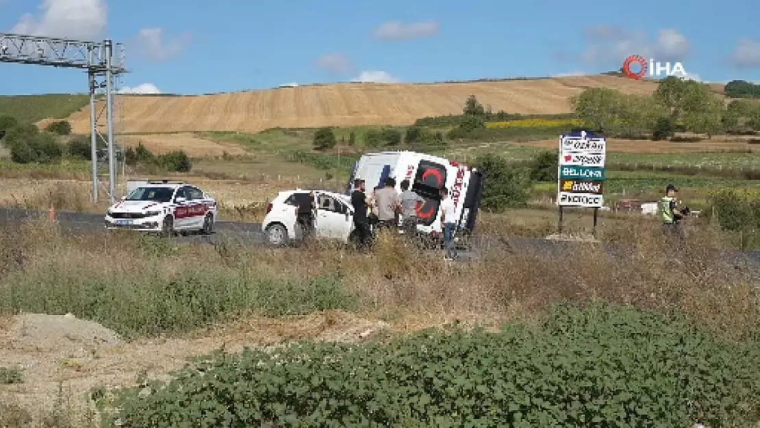 Hastaya giden ambulans ışıklarda bekleyen otomobilin üzerine devrildi