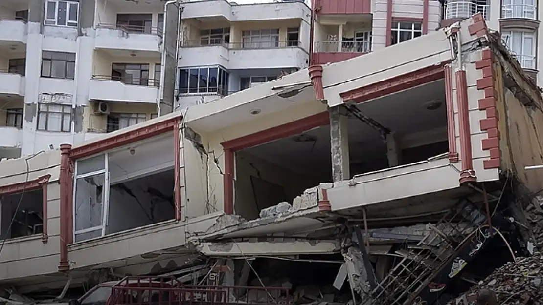 Hatay'da bir bina yağmurun etkisiyle çöktü!