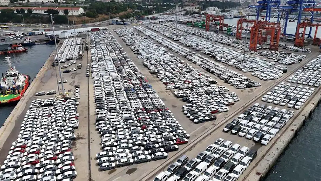 Haydarpaşa Limanı'nda binlerce ithal sıfır araç havadan görüntülendi