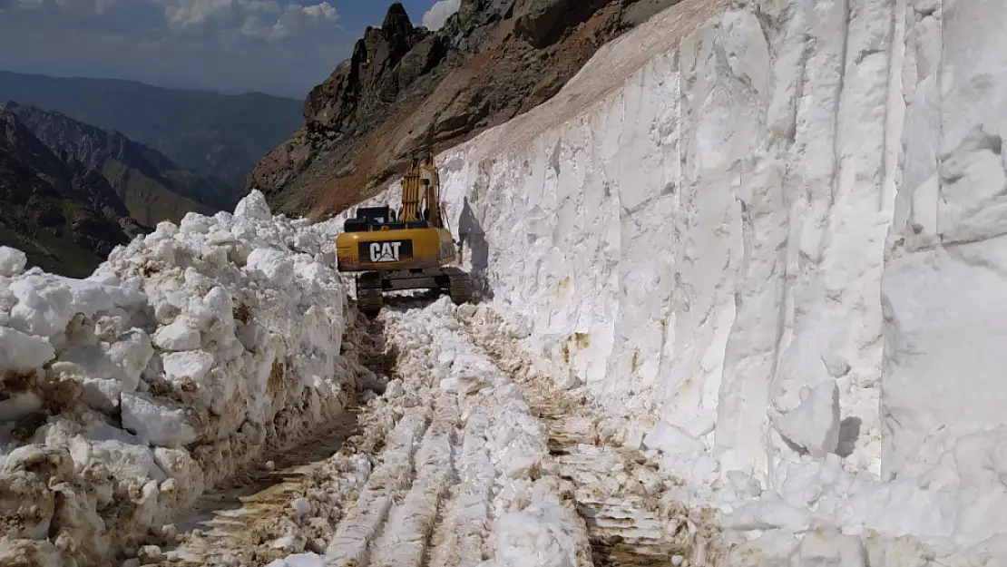 Haziran ayında 3 metreyi bulan karda yol açma çalışması