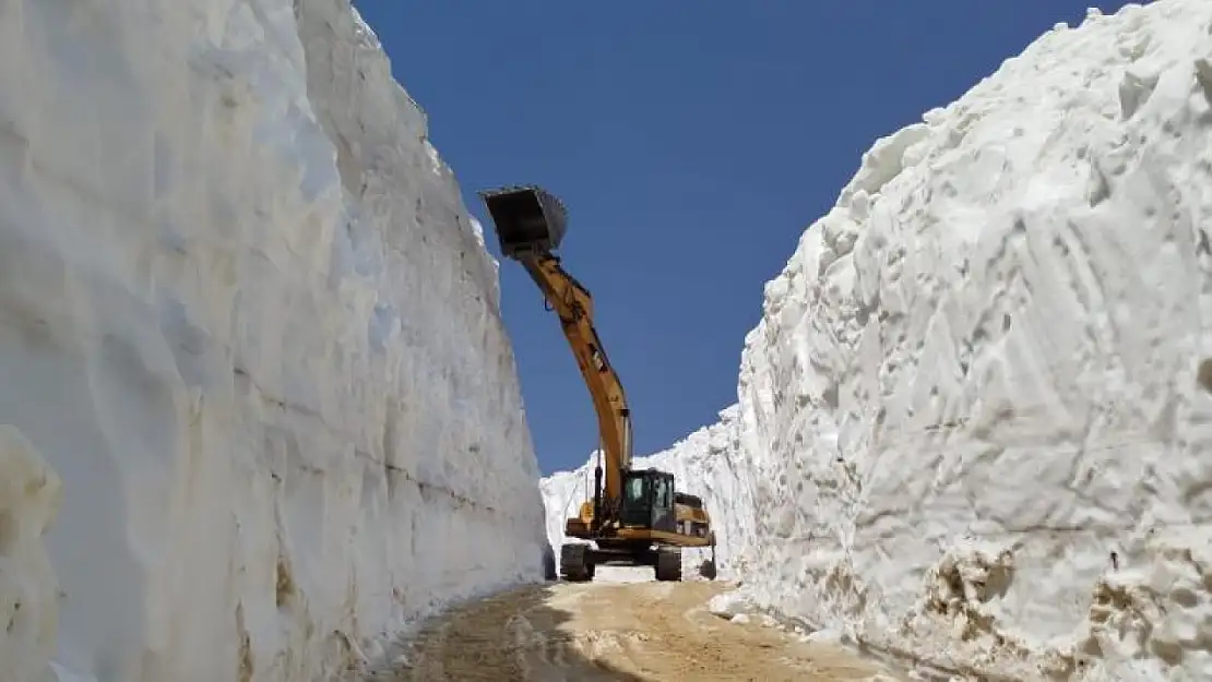 Haziran ayında 8 metreyi bulan karda yol açma çalışması