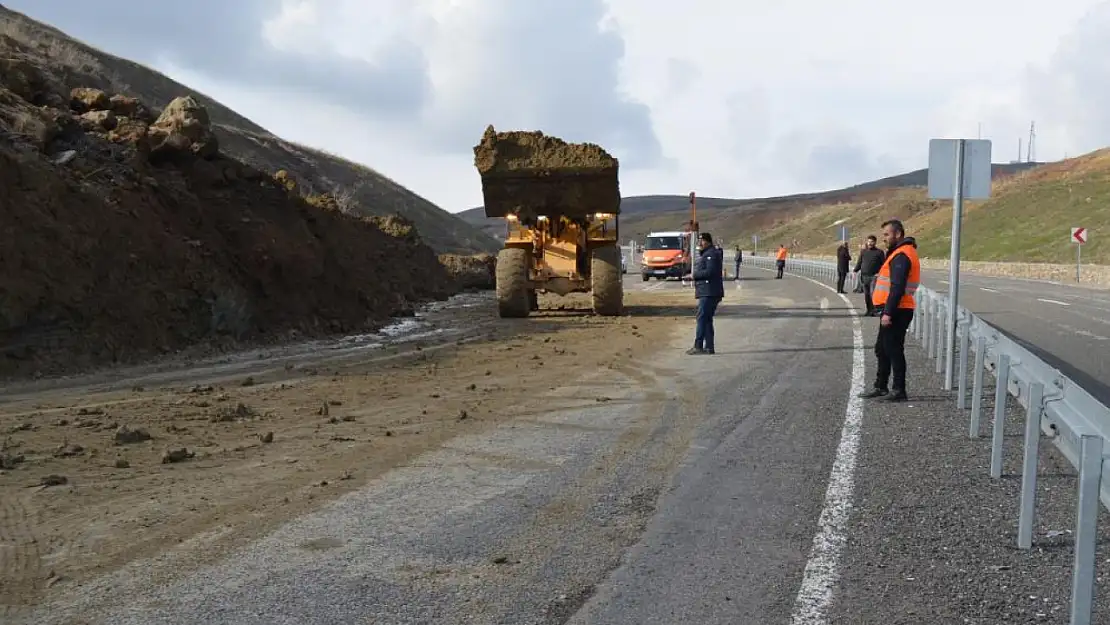 Heyelan sonucu kara yoluna inen toprak yığını kaldırıldı