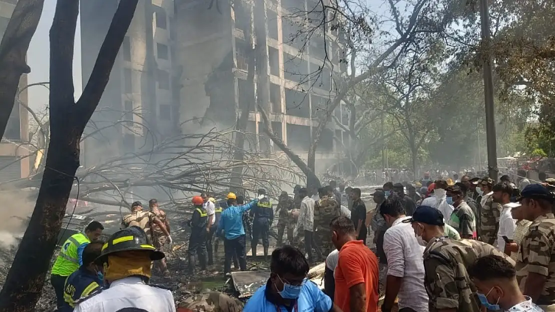 Hindistan'daki uçak kazasında 204 kişi hayatını kaybetti, 1 yolcu sağ çıkarıldı