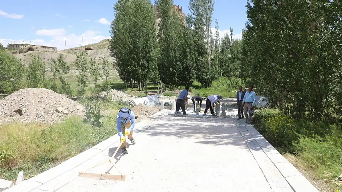 Hoşap Mahallesi'nde yollar parke taşıyla buluştu