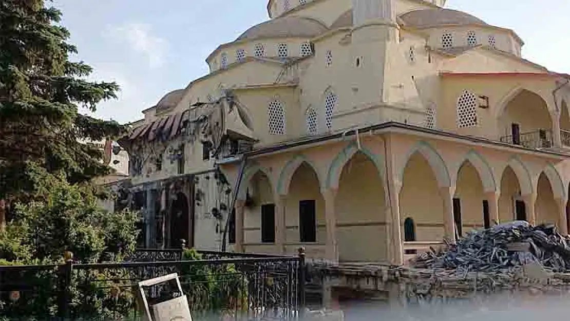 Hz. Ömer Camii yıkım işlemi devam ediyor