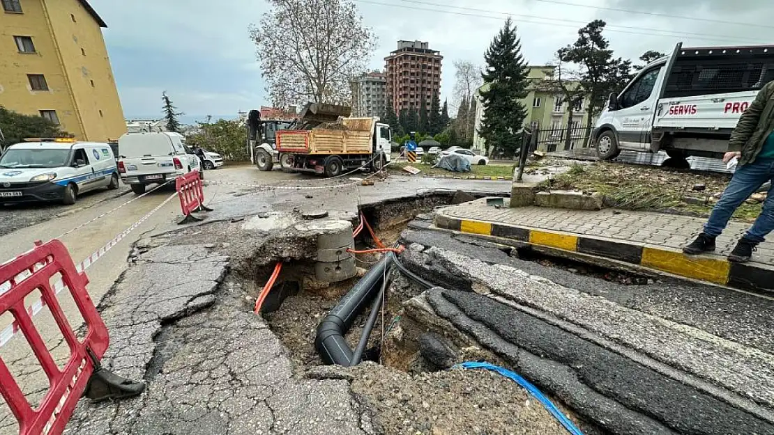 İçme suyu isale hattı patladı, ortalık savaş alanına döndü