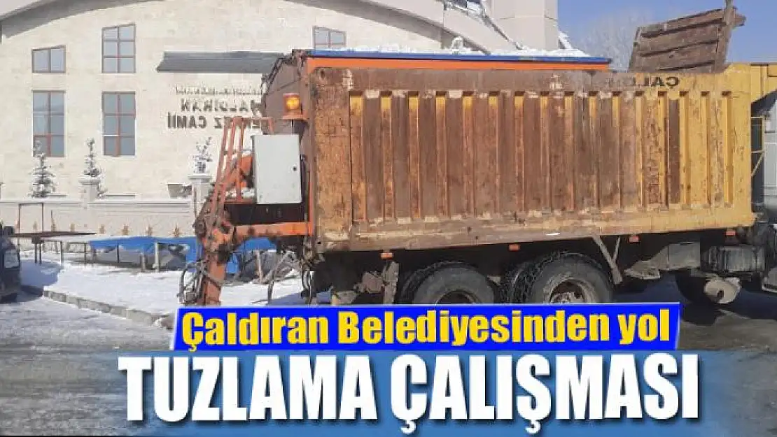 Çaldıran Belediyesinden yol tuzlama çalışması