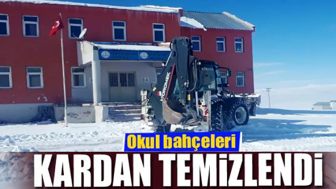 Okul bahçeleri kardan temizlendi