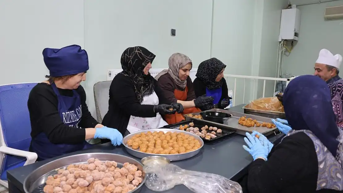 İhtiyaç sahiplerinin iftarı, gönüllülerin elinden