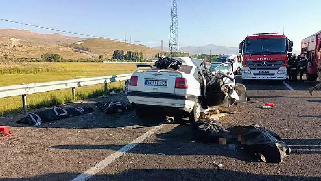 İki araç kafa kafaya çarpıştı: 4 ölü