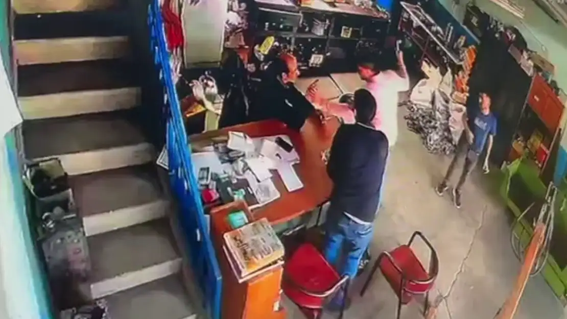 İki esnafın kavgasında çekiçli saldırı kamerada