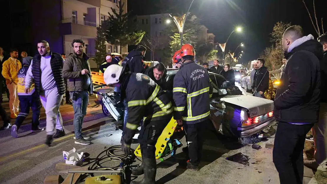 İki Mercedes otomobil çarpıştı: Kazazede yakınları önce ambulansa sonra itfaiyeye saldırdı