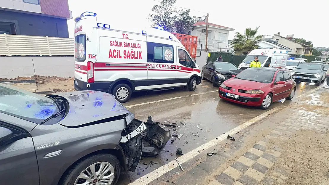 İki otomobil kafa kafaya çarpıştı: 1'i çocuk 4 yaralı