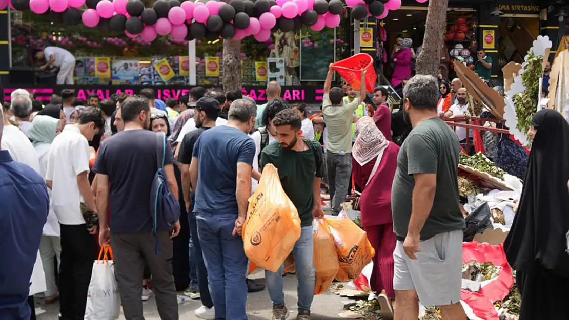 İndirim izdihamı: Vatandaşlar fenalaştı, mağaza öğleden sonra kapandı