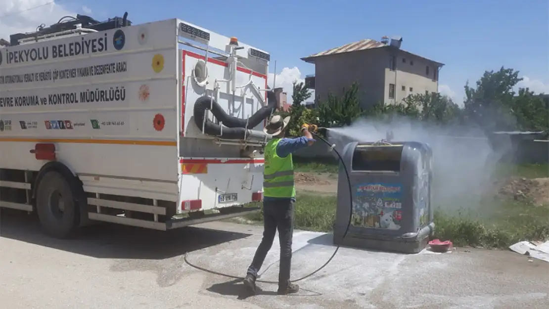 İpekyolu Belediyesi çöp konteynerlerini temizledi