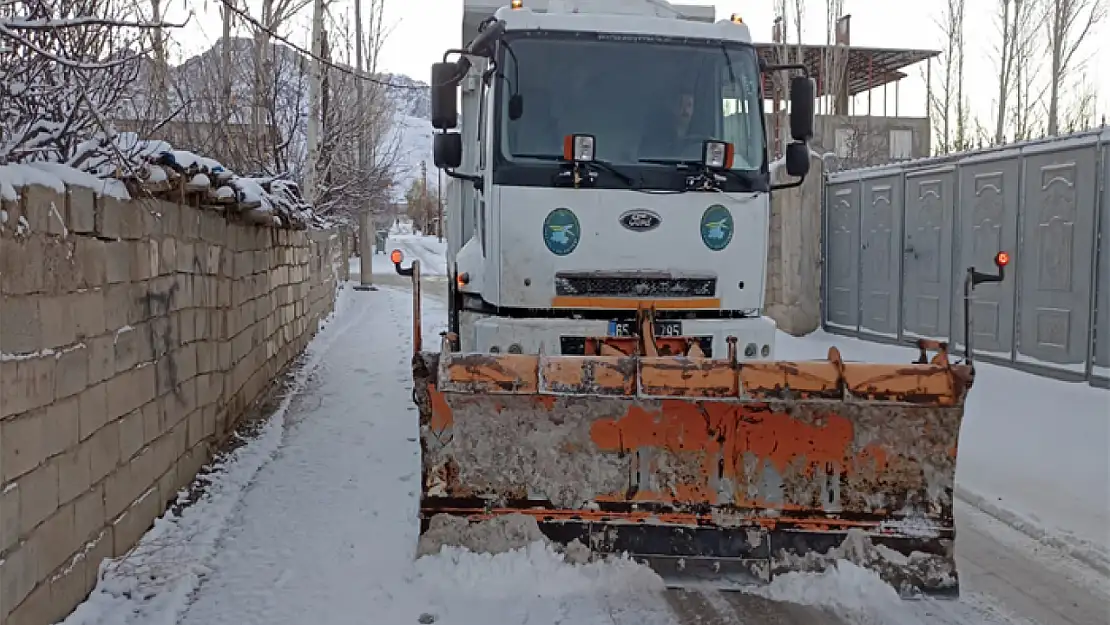 İpekyolu Belediyesi'den kar temizleme çalışması