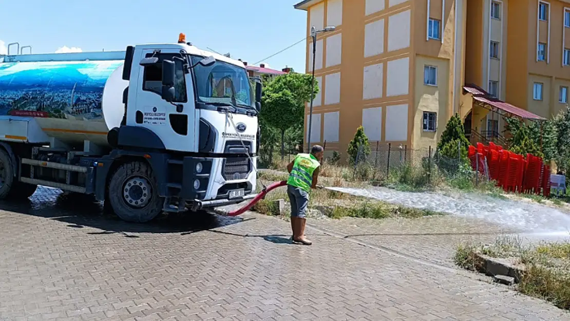 İpekyolu Belediyesi mahalle yollarını yıkamaya devam ediyor