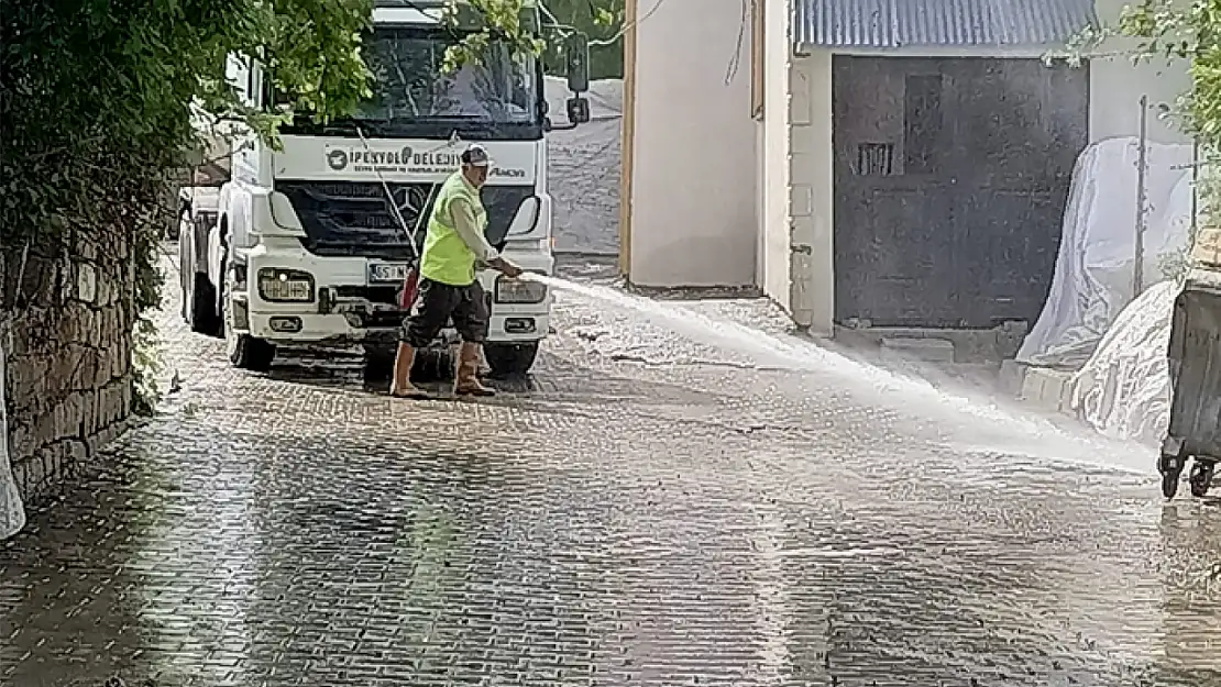 İpekyolu Belediyesi'nden cadde ve sokak yıkama çalışmaları