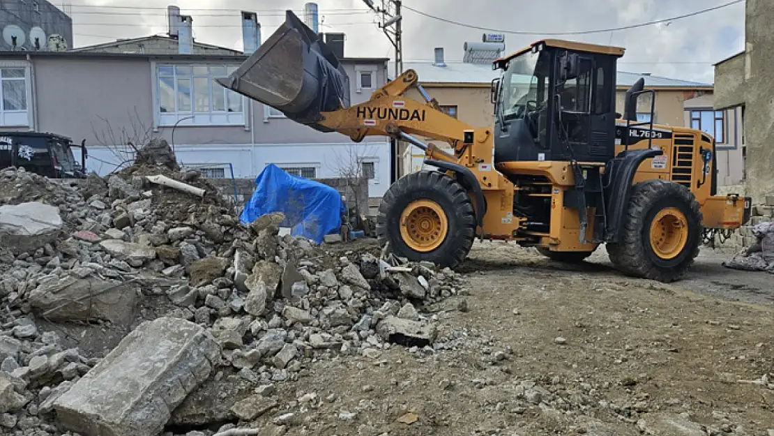 İpekyolu Belediyesi'nden enkaz kaldırma çalışmaları