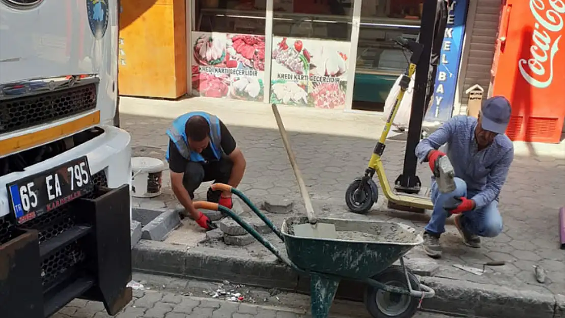 İpekyolu Belediyesi'nden kaldırımlarda bakım onarım çalışması