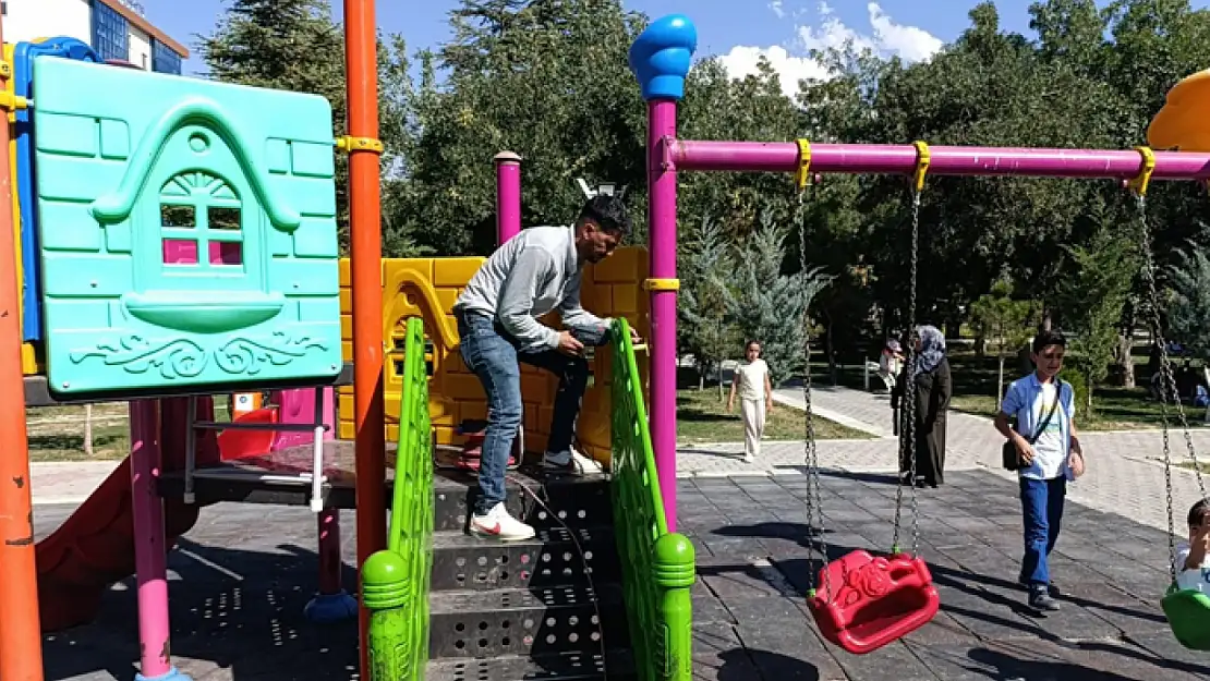 İpekyolu Belediyesi'nden park bakım ve onarım çalışmaları