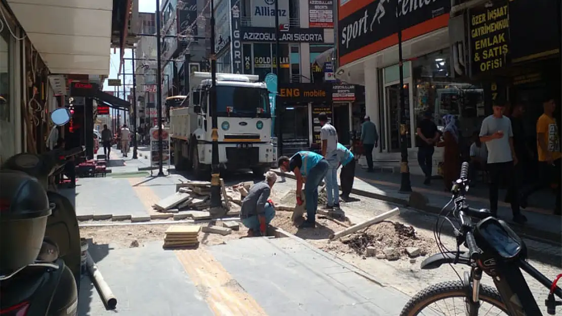 İpekyolu Belediyesi'nden yol ve kaldırım yenileme çalışması