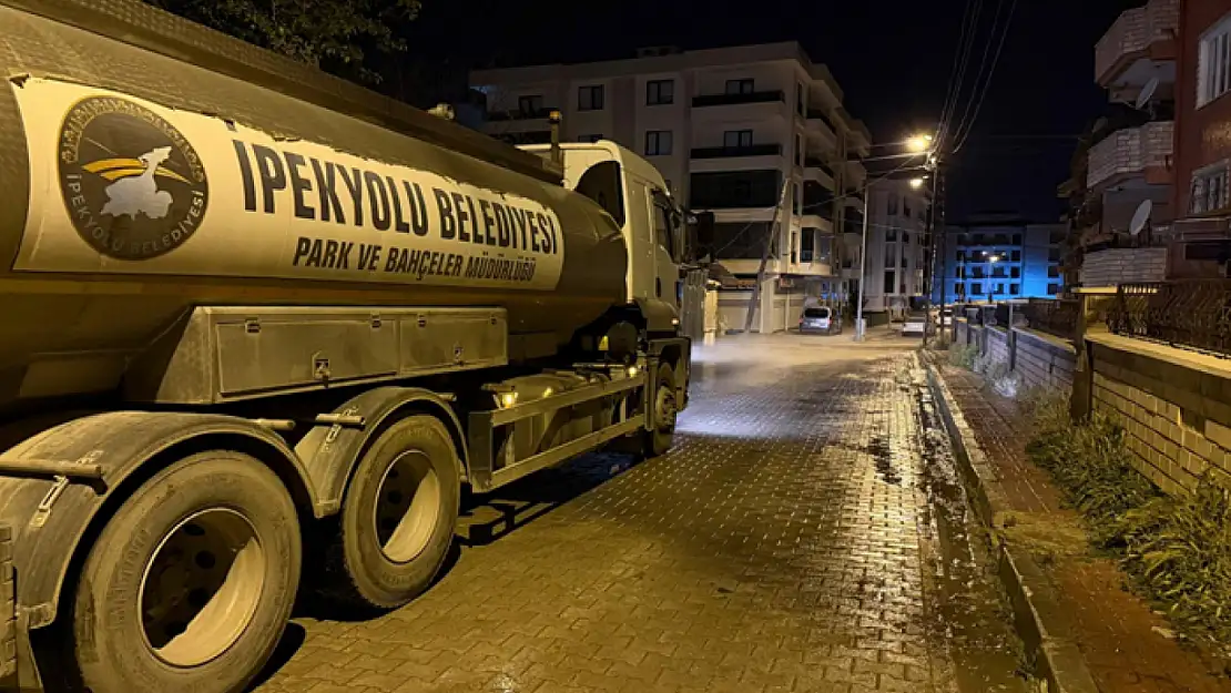 İpekyolu Belediyesi'nden yol yıkama seferberliği