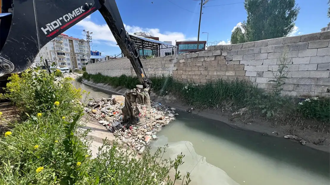 İpekyolu Belediyesi su kanallarını temizliyor