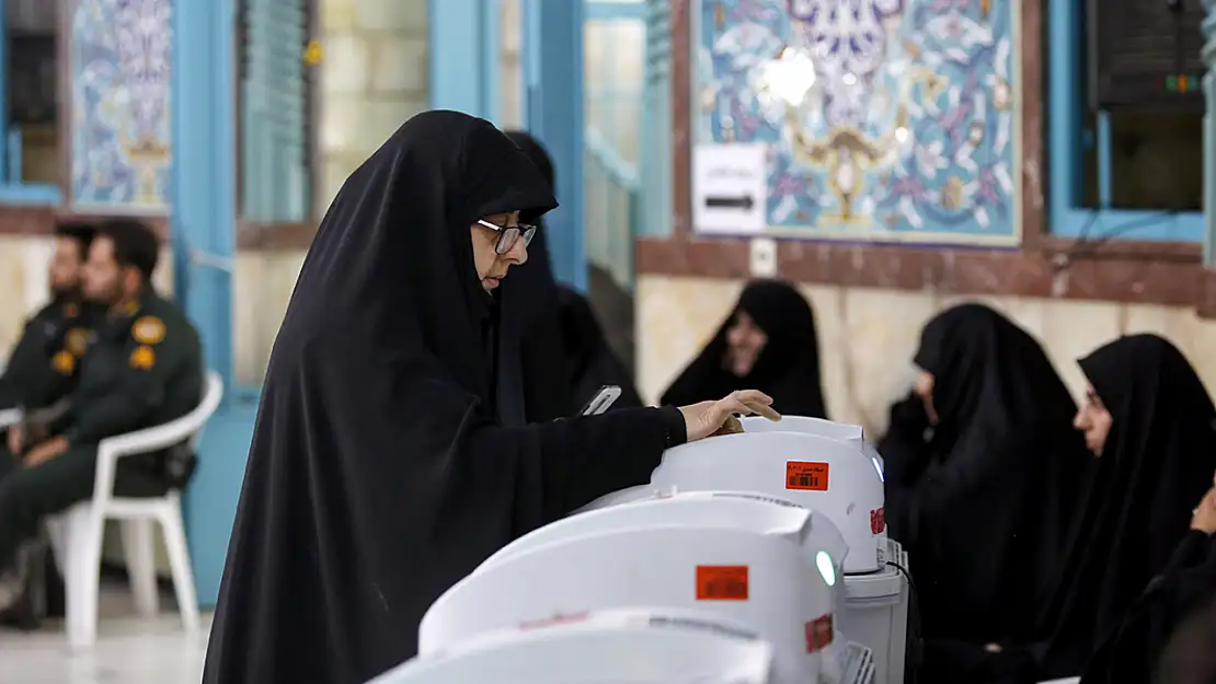 İran'da halk İslami Şura Meclisi seçimlerinin ikinci turu için sandık başında